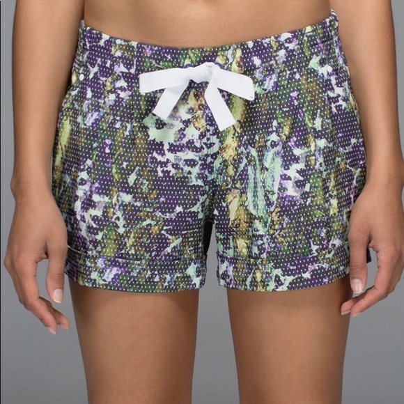 Lululemon Spring Break Away Shorts Floral Size 2 - Picture 1 of 11